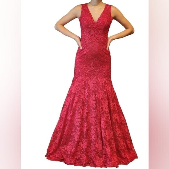 Formal red maxi lace dress, mermaid silhouette, V neckline size 0 - Picture 5 of 9